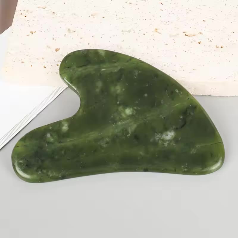 Gua Sha de jade en primer plano