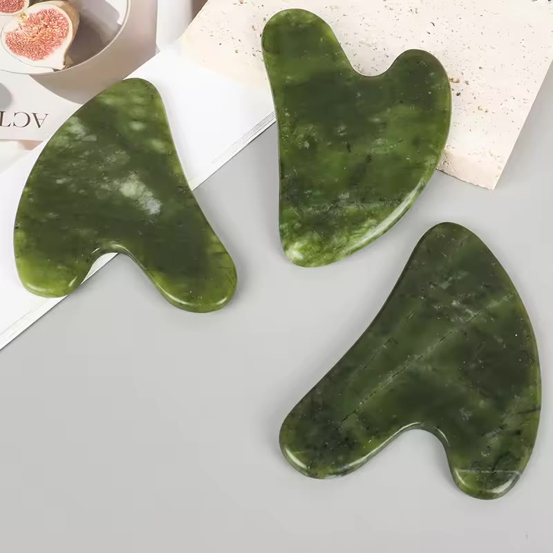 Tres piezas de Gua Sha de jade natural en distintos tonos de verde