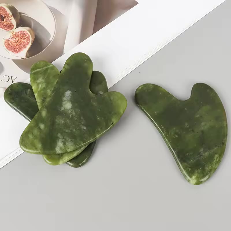 Piezas de Gua Sha de jade con detalle del tallado